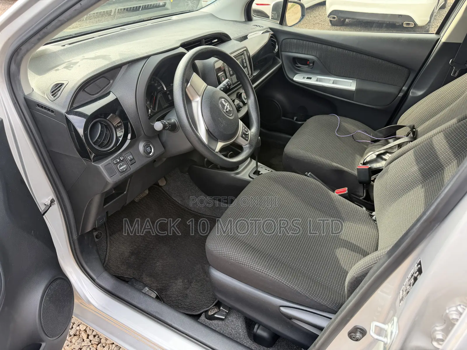 Toyota Vitz 1.3 FWD 3dr 2015 Silver