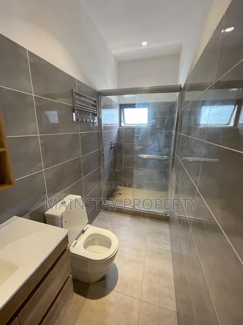 4bdrm House in Adenta for sale