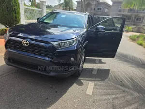 Toyota RAV4 XLE Premium 2021 Blue