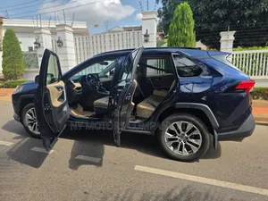 Toyota RAV4 XLE Premium 2021 Blue