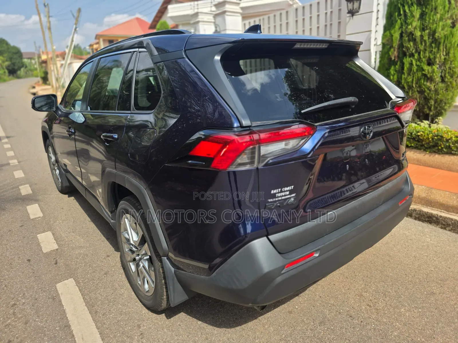 Toyota RAV4 XLE Premium 2021 Blue