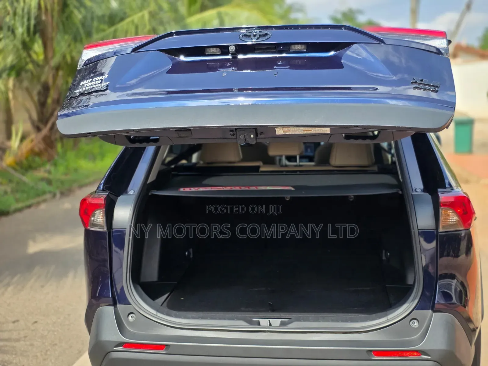 Toyota RAV4 XLE Premium 2021 Blue