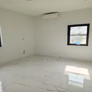 3bdrm Apartment in Coffee Shop Area for rent