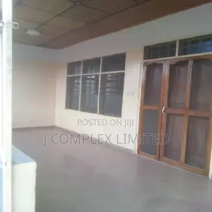 4bdrm House in Coffee Shop Area for rent