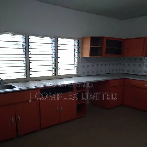 4bdrm House in Coffee Shop Area for rent