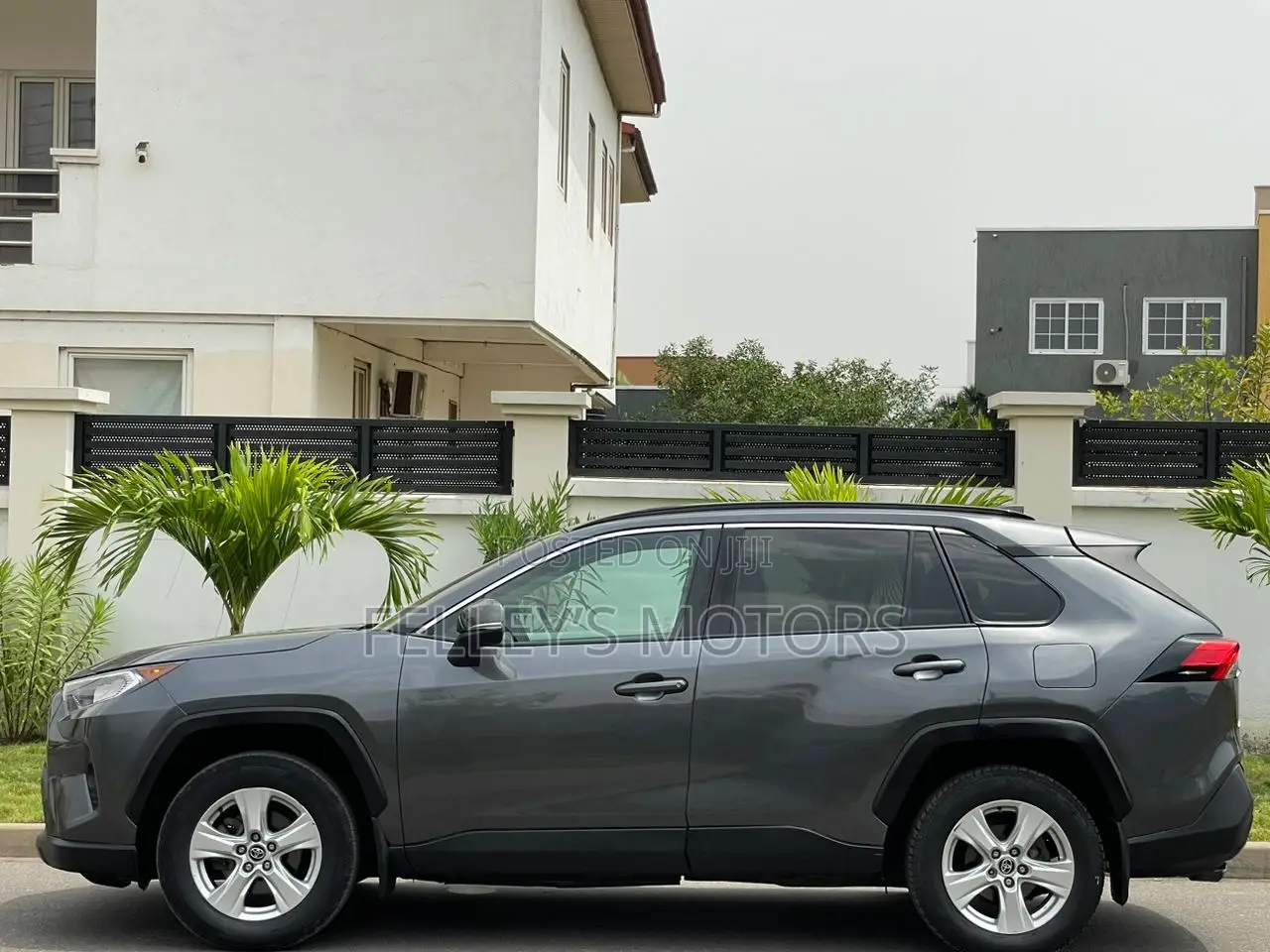 Toyota RAV4 XLE FWD 2020 Gray