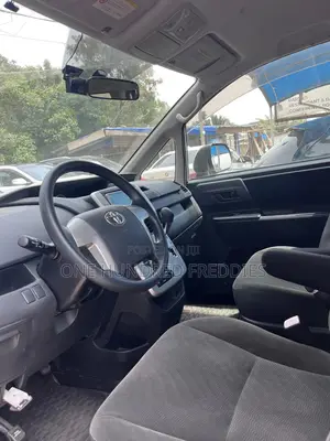 Toyota Voxy 2010 Silver
