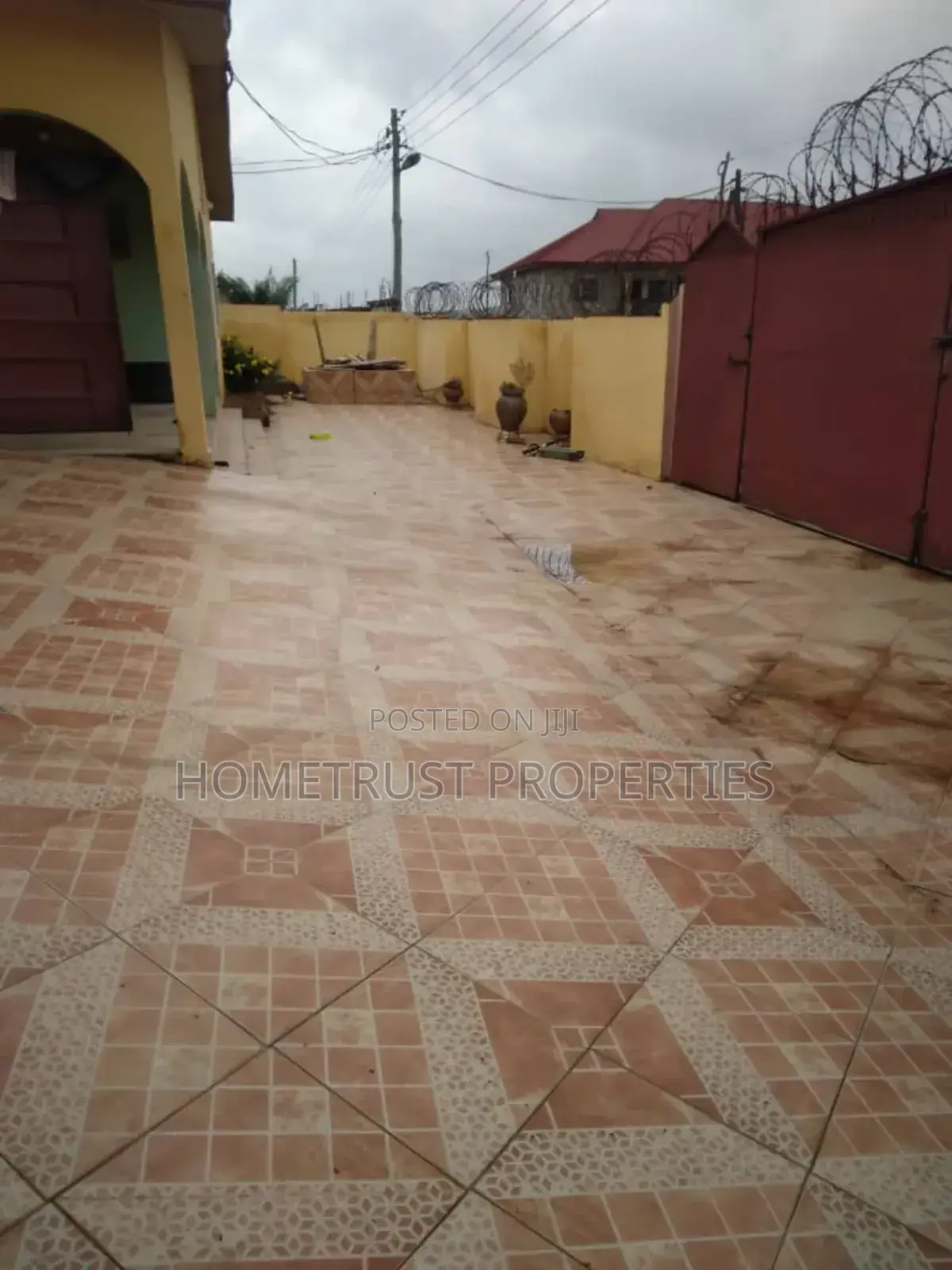 5bdrm Block of Flats in Home Trust, Ablekuma for sale