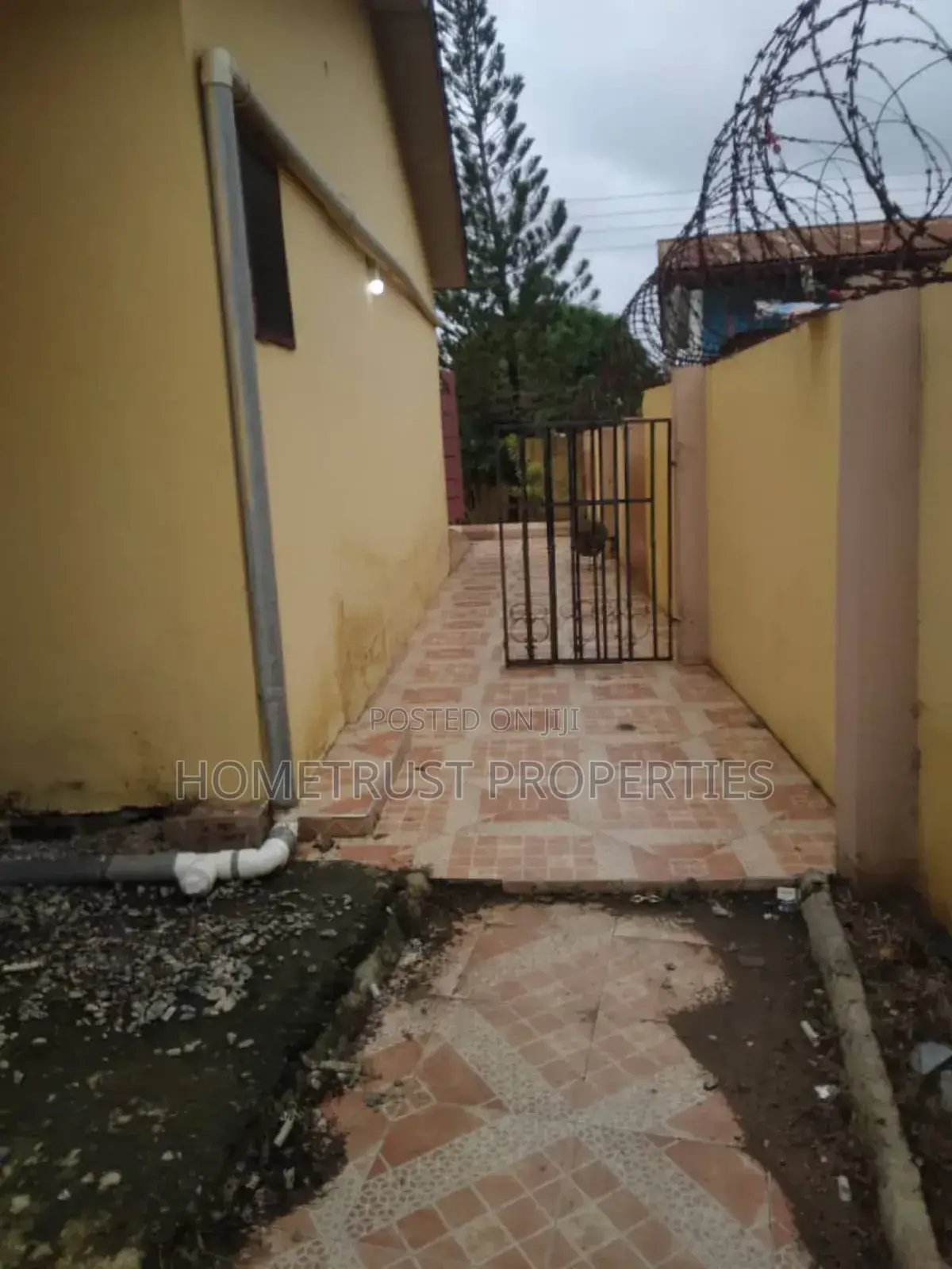 5bdrm Block of Flats in Home Trust, Ablekuma for sale