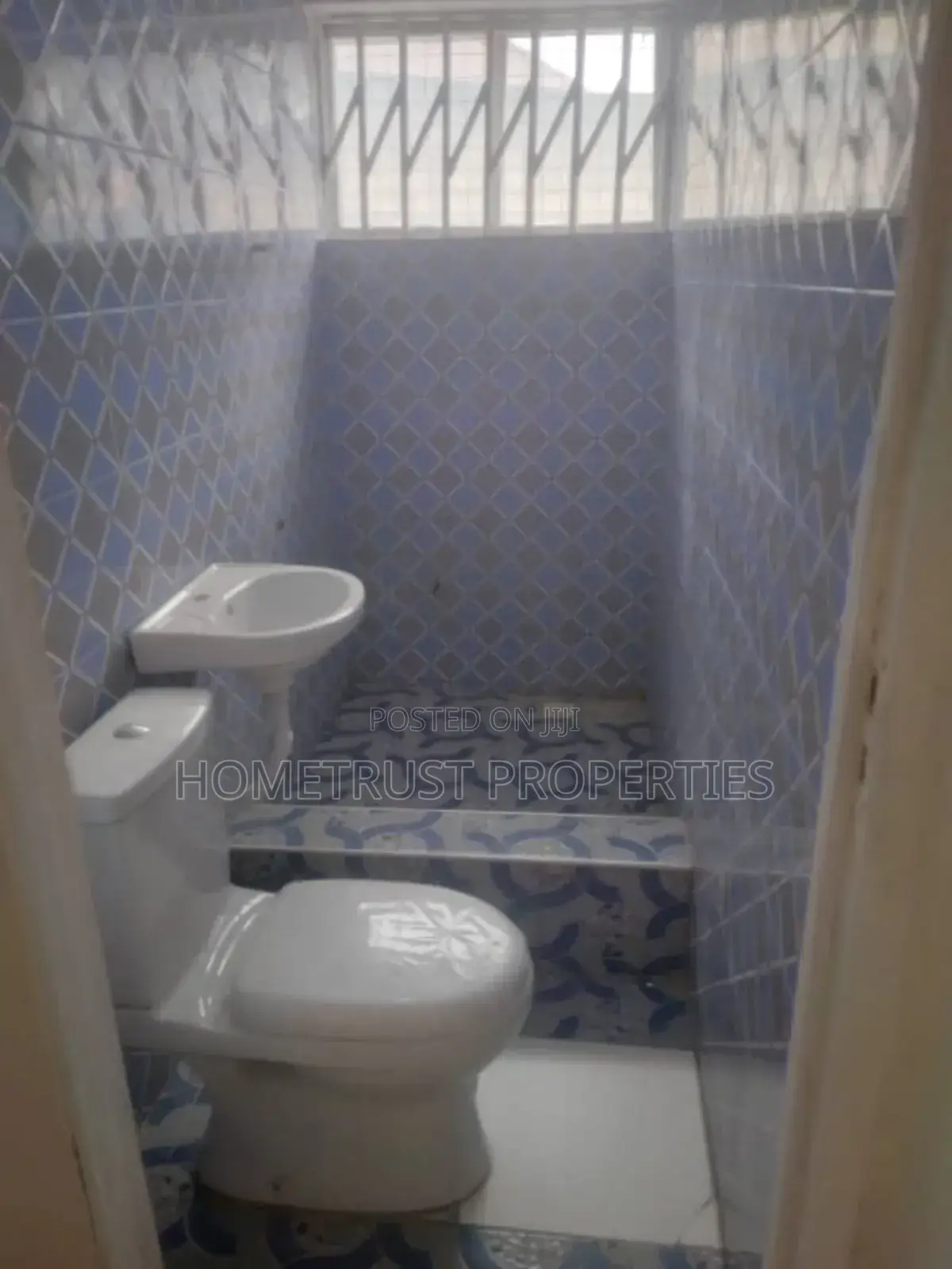 5bdrm Block of Flats in Home Trust, Ablekuma for sale