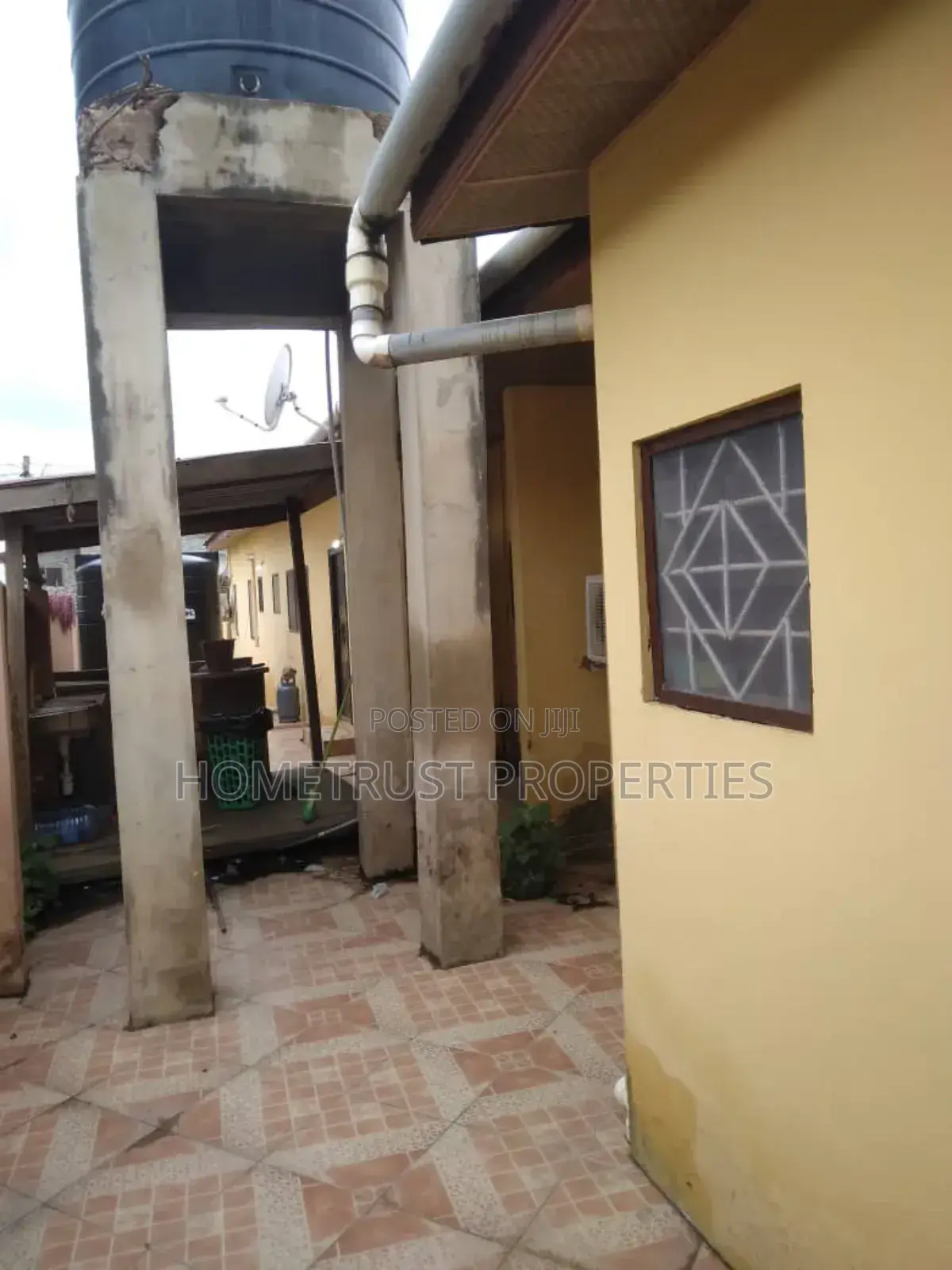 5bdrm Block of Flats in Home Trust, Ablekuma for sale