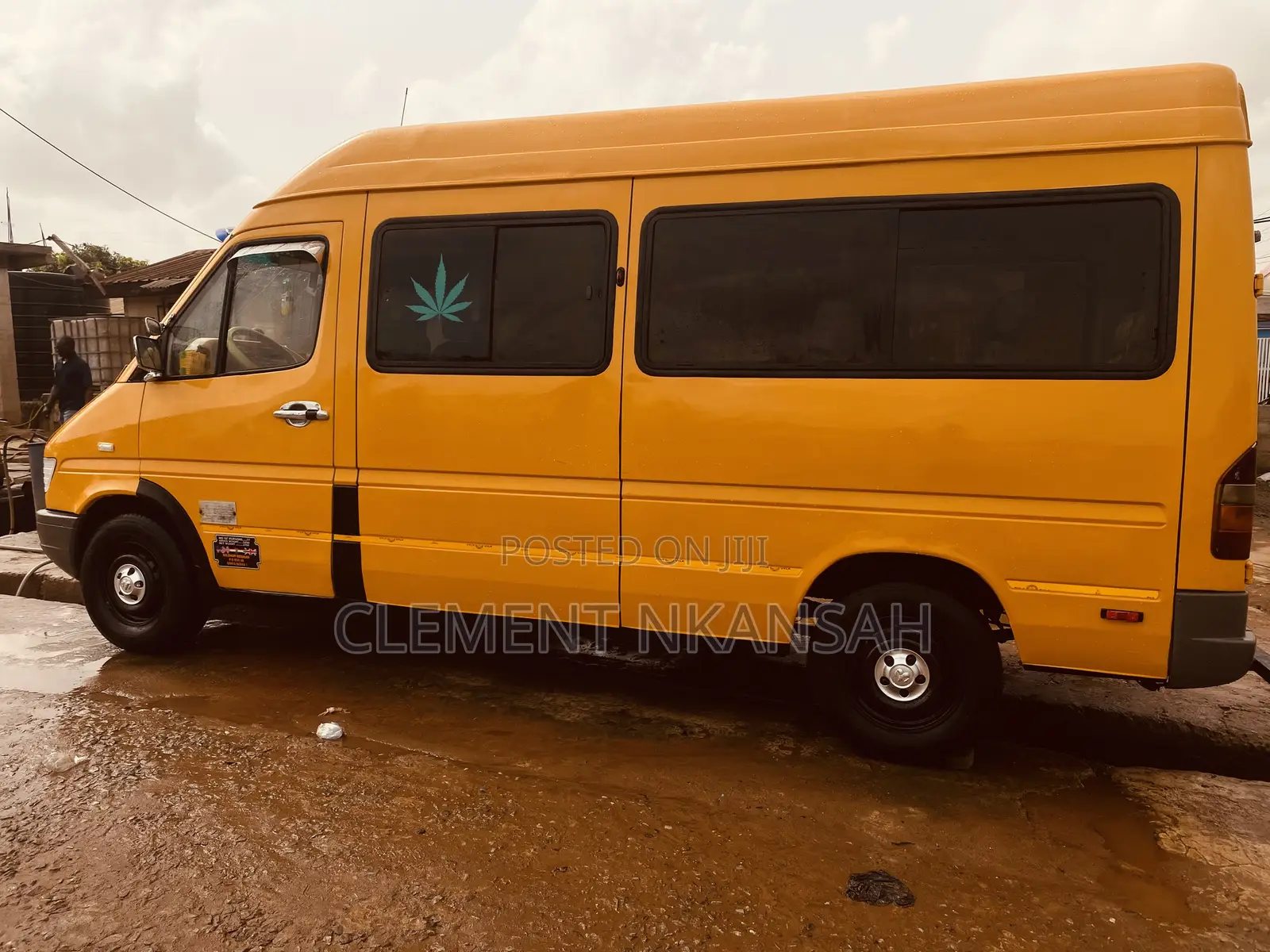 Mercedes-Benz Sprinter 2000 Yellow
