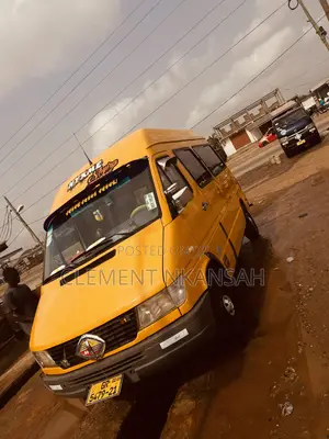 Mercedes-Benz Sprinter 2000 Yellow