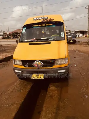 Mercedes-Benz Sprinter 2000 Yellow