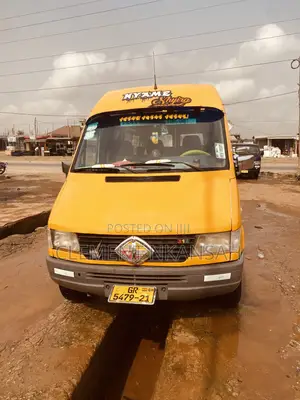 Mercedes-Benz Sprinter 2000 Yellow
