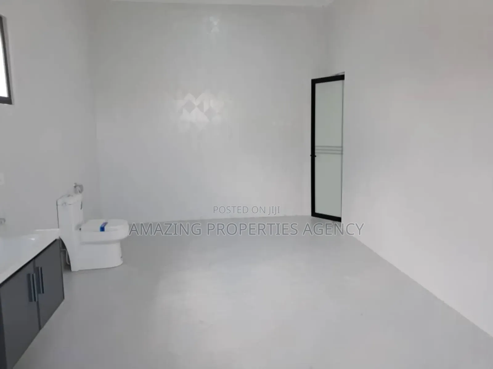 5bdrm House in Spintex Road, Baatsona Total for sale