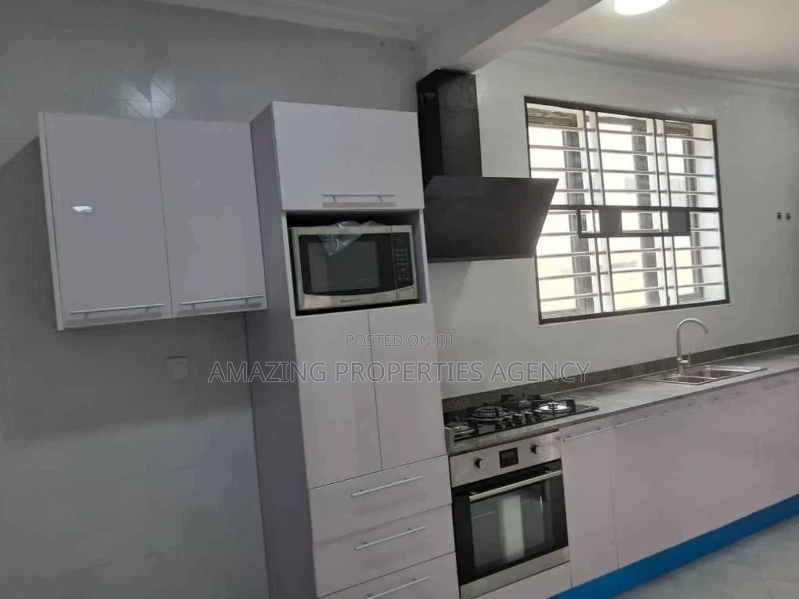 5bdrm House in Spintex Road, Baatsona Total for sale