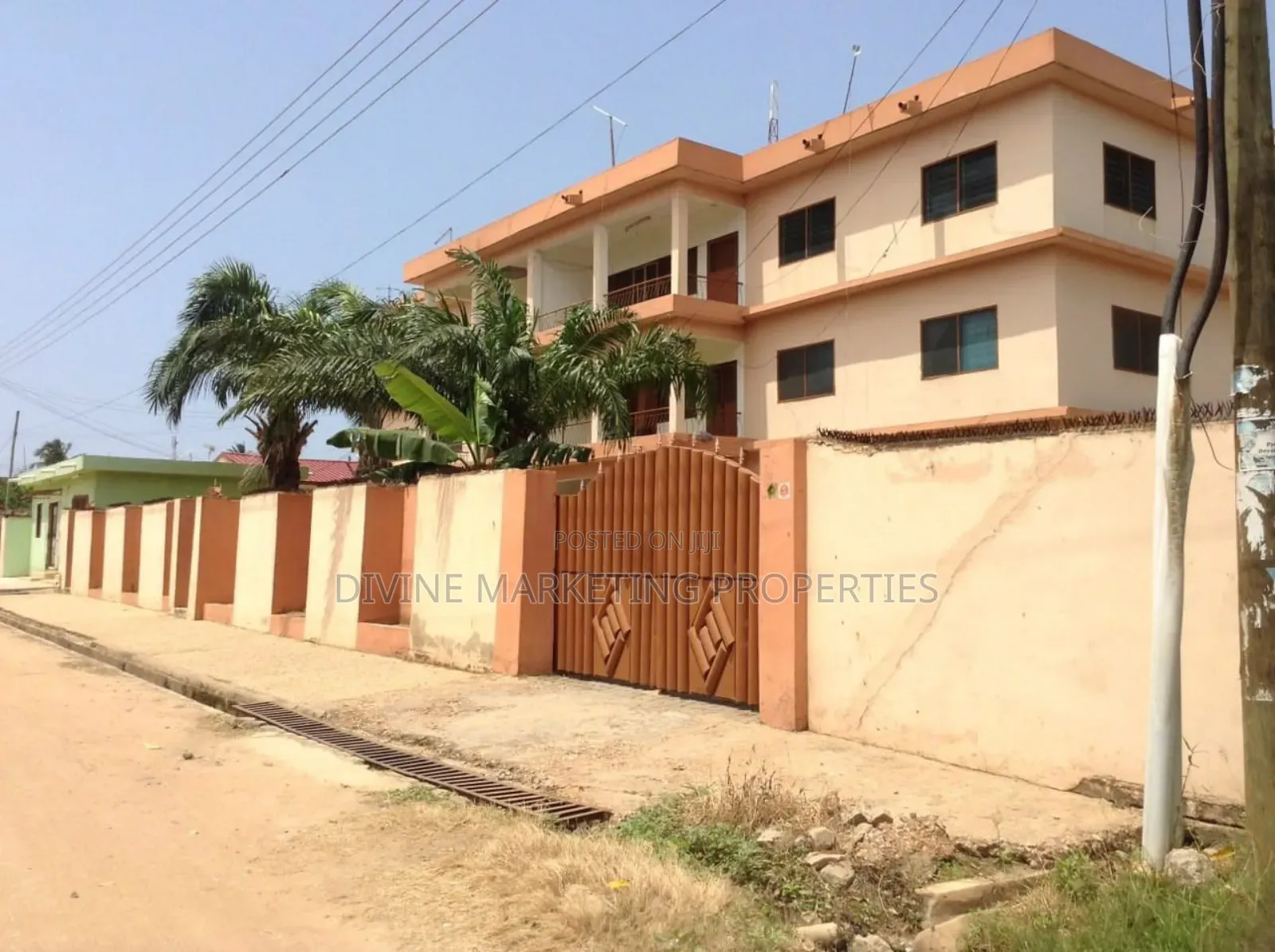 20bdrm House in South Odorkor, Sakaman for sale
