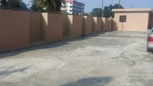 20bdrm House in South Odorkor, Sakaman for sale