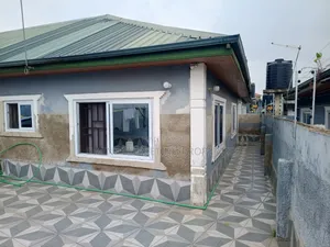 5bdrm House in 3 Junction Area, Amasaman for sale