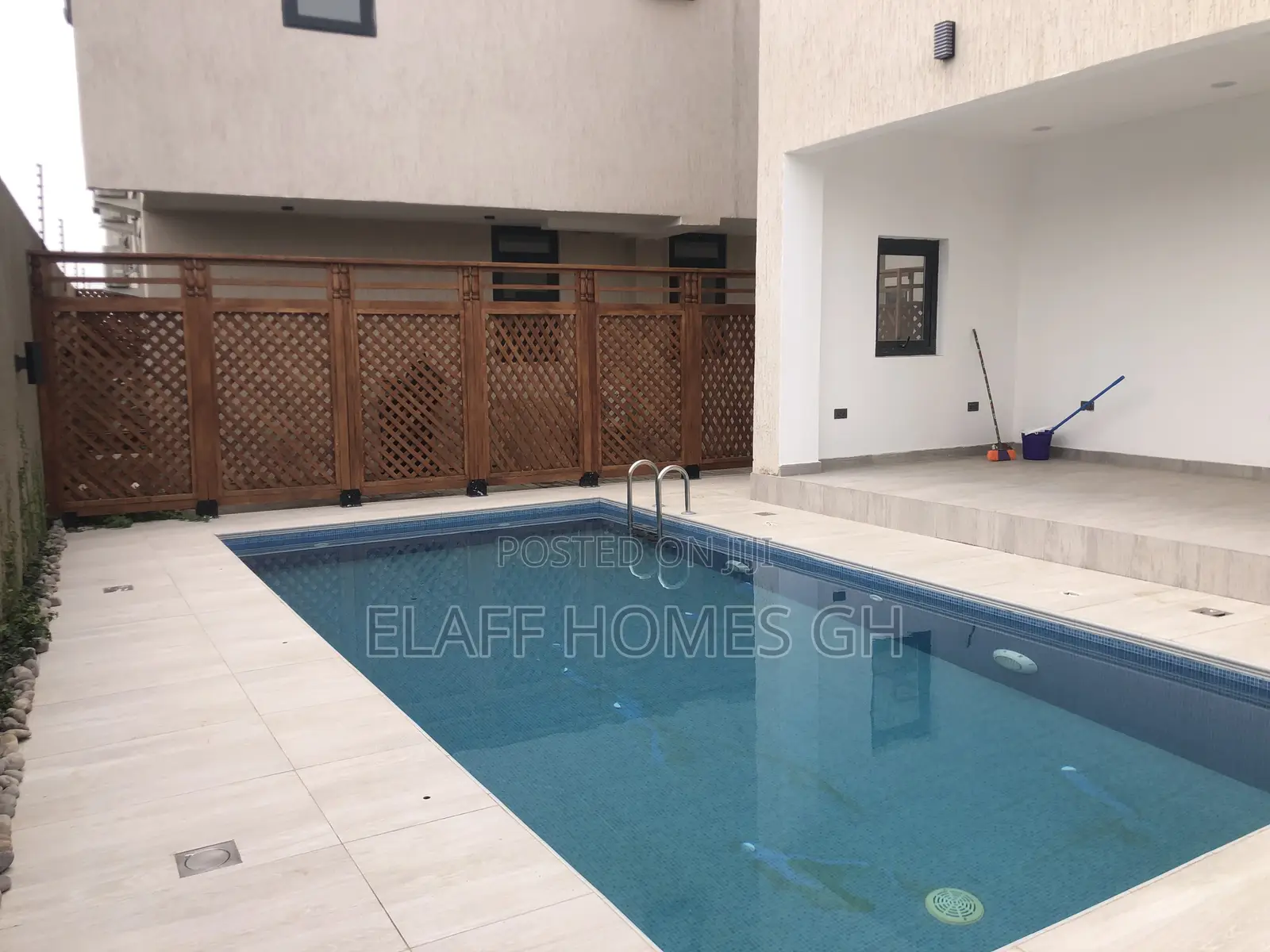 4bdrm Townhouse / Terrace in Elaffhomesgh, Otano for rent