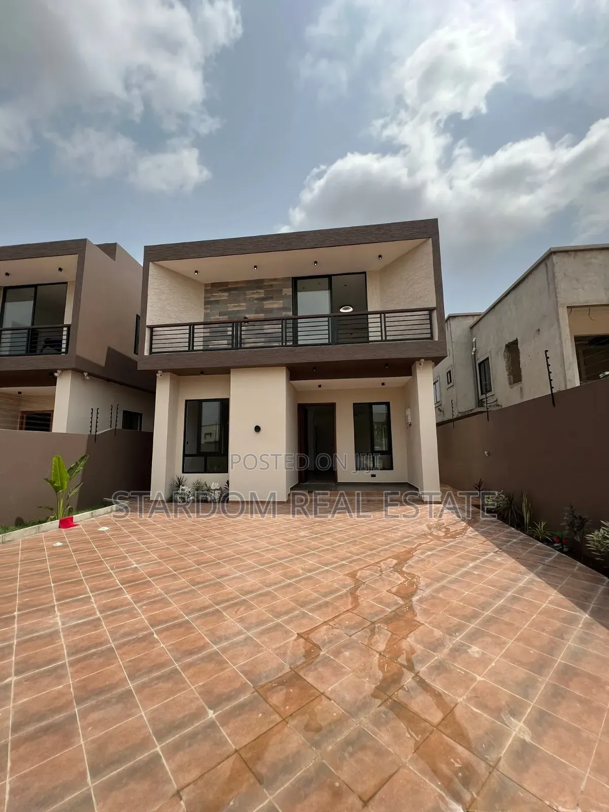 4bdrm Duplex in Oyarifa for sale