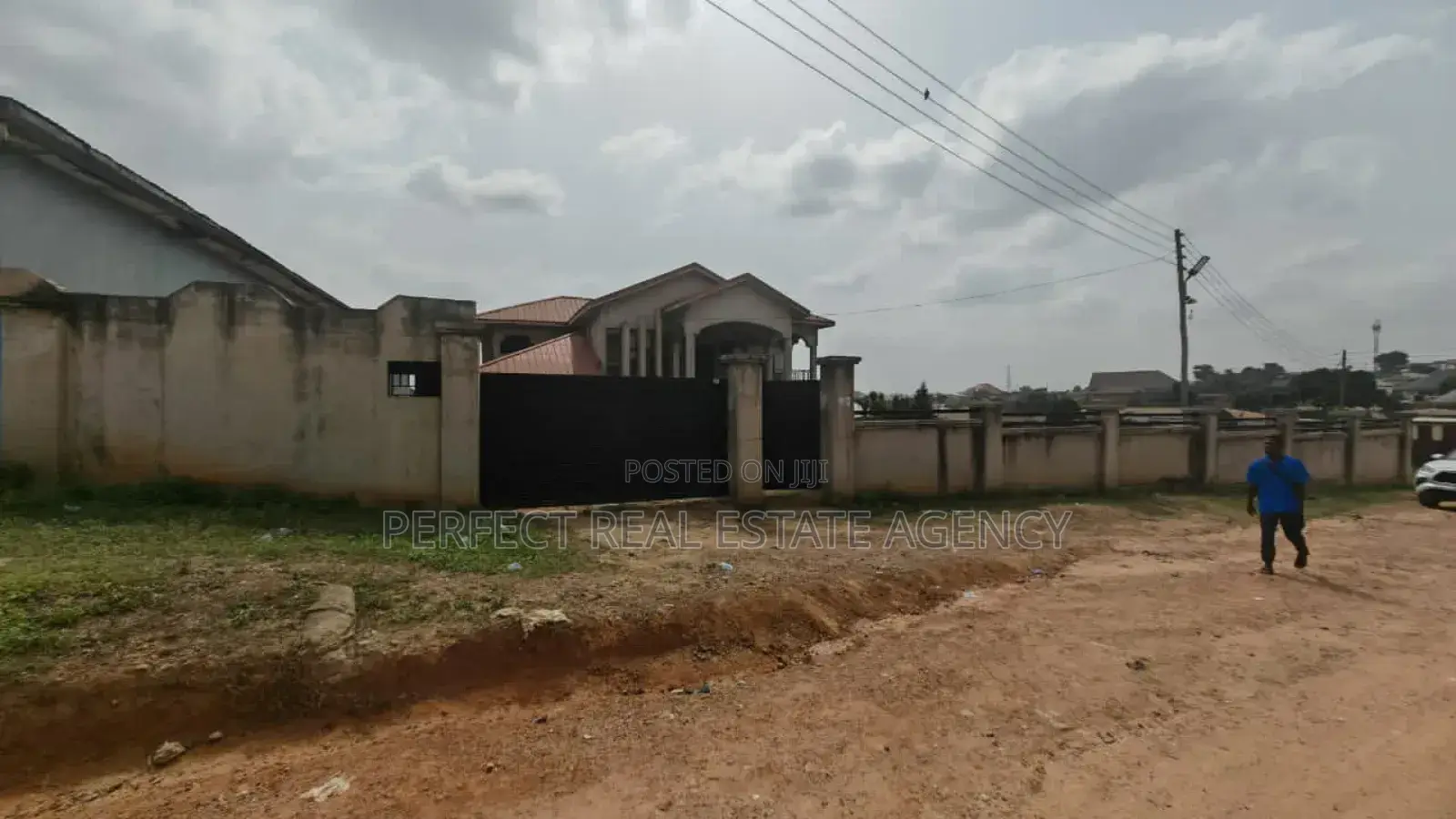 6bdrm House in Airport Estate, Kumasi Metropolitan for sale