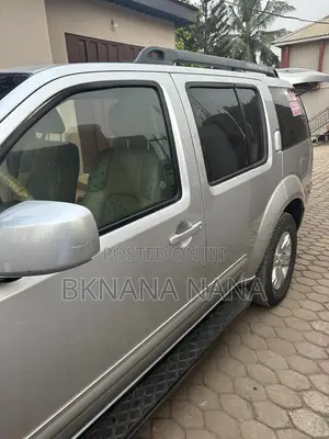 Nissan Pathfinder LE 2005 White