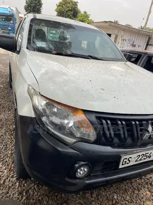 Mitsubishi L200 Club Cab 2.4 181hp 4WD 2016 White