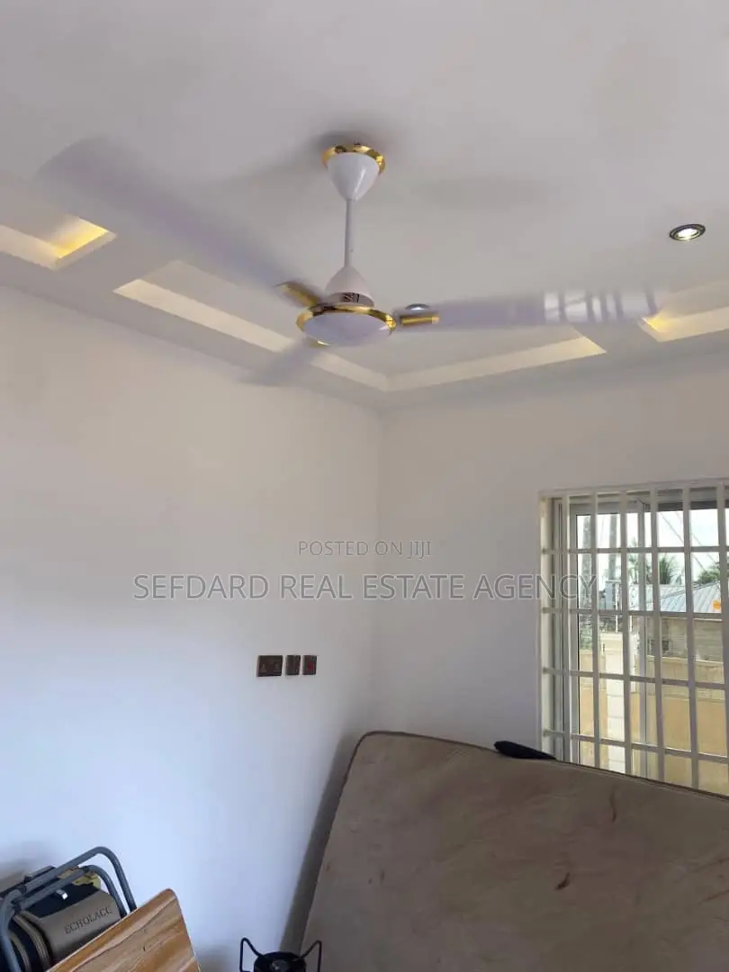 8bdrm Apartment in Pokuase for sale