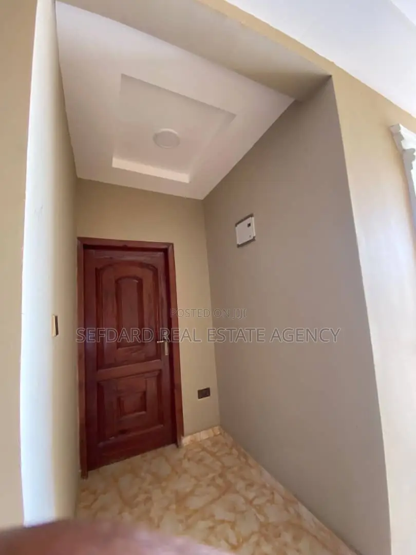 8bdrm Apartment in Pokuase for sale