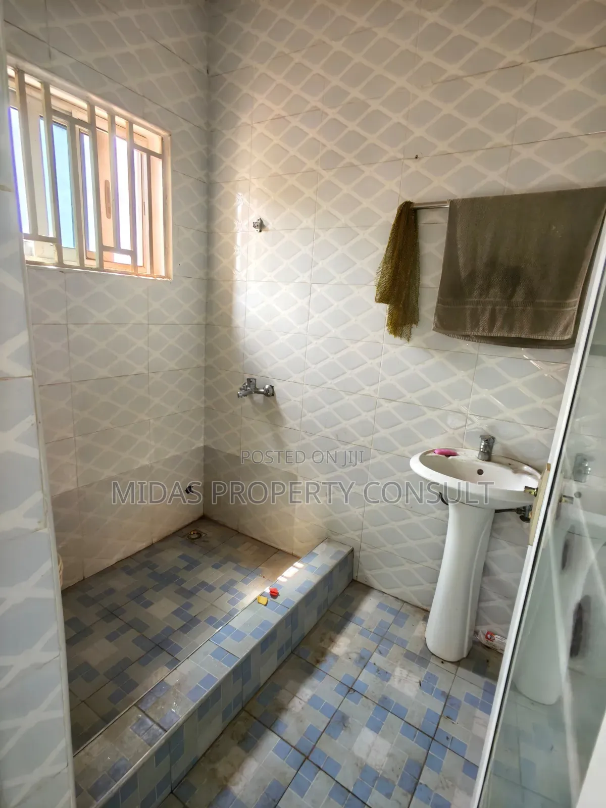 3bdrm House in Adom City Estate, Tema Metropolitan for sale