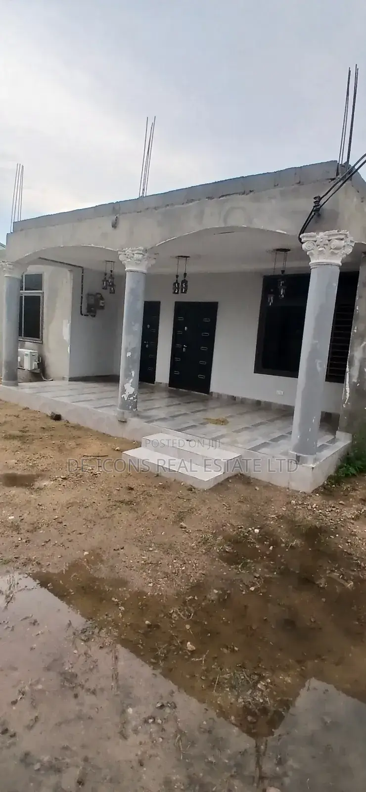 5bdrm Duplex in De-Icons Real Estate, Awutu Senya East Municipal