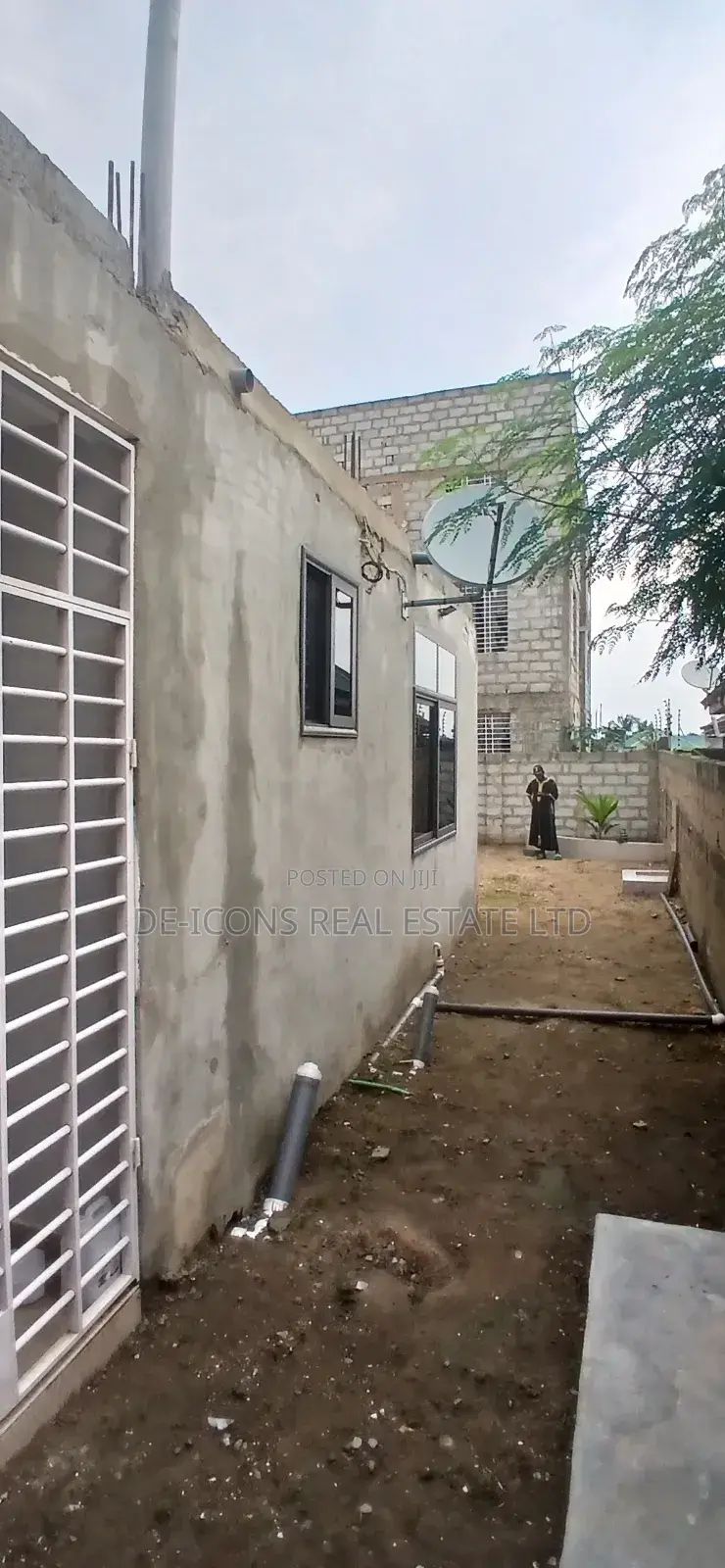 5bdrm Duplex in De-Icons Real Estate, Awutu Senya East Municipal