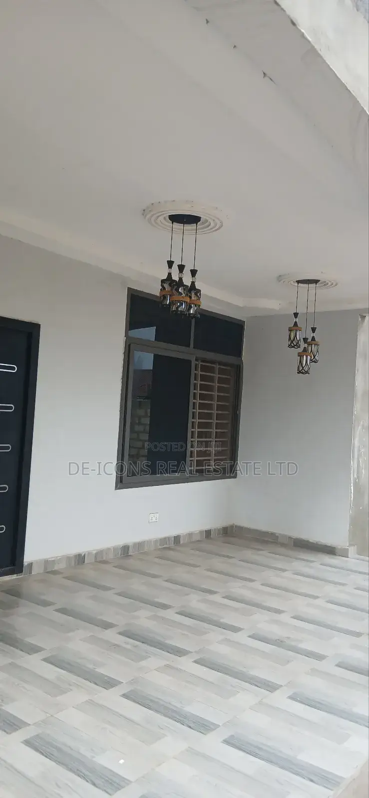 5bdrm Duplex in De-Icons Real Estate, Awutu Senya East Municipal