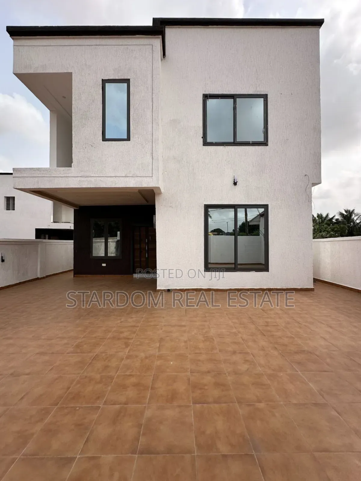 3bdrm Townhouse/Terrace in School Junction, Ashaley Botwe for sale