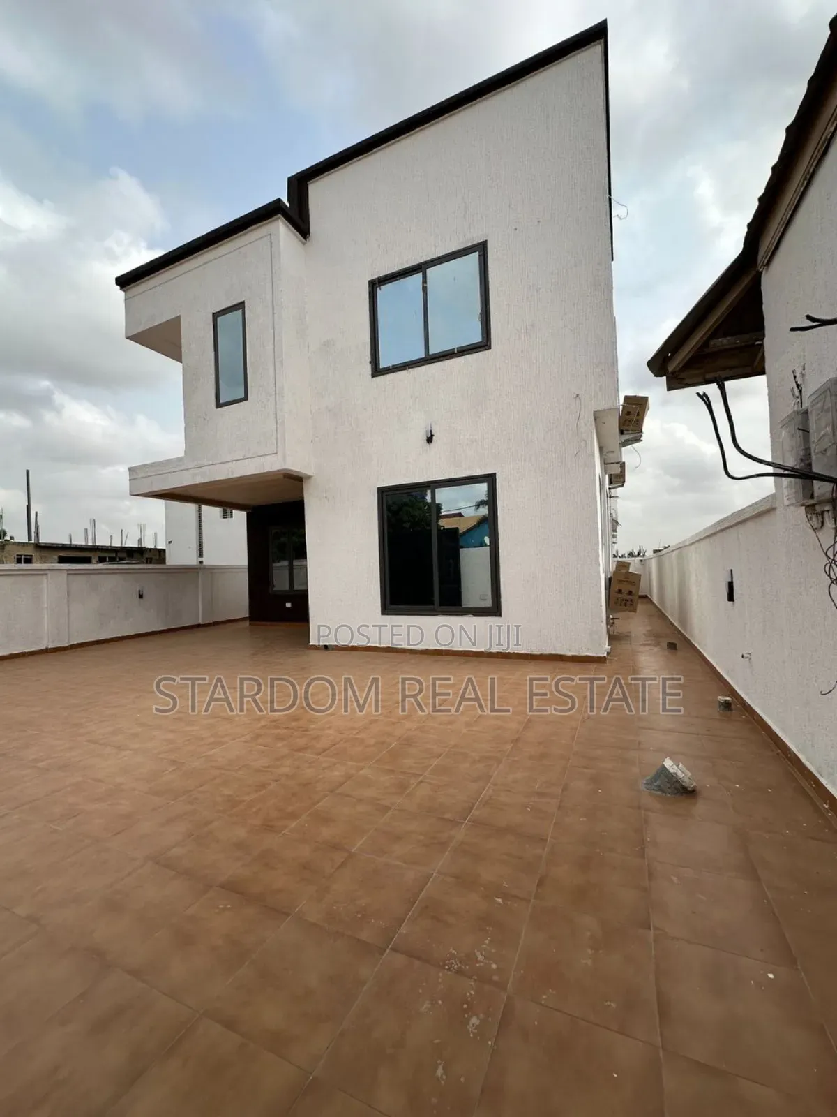 3bdrm Townhouse/Terrace in School Junction, Ashaley Botwe for sale