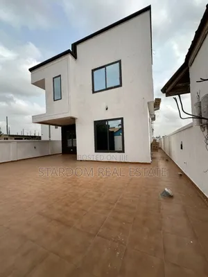 3bdrm Townhouse/Terrace in School Junction, Ashaley Botwe for sale