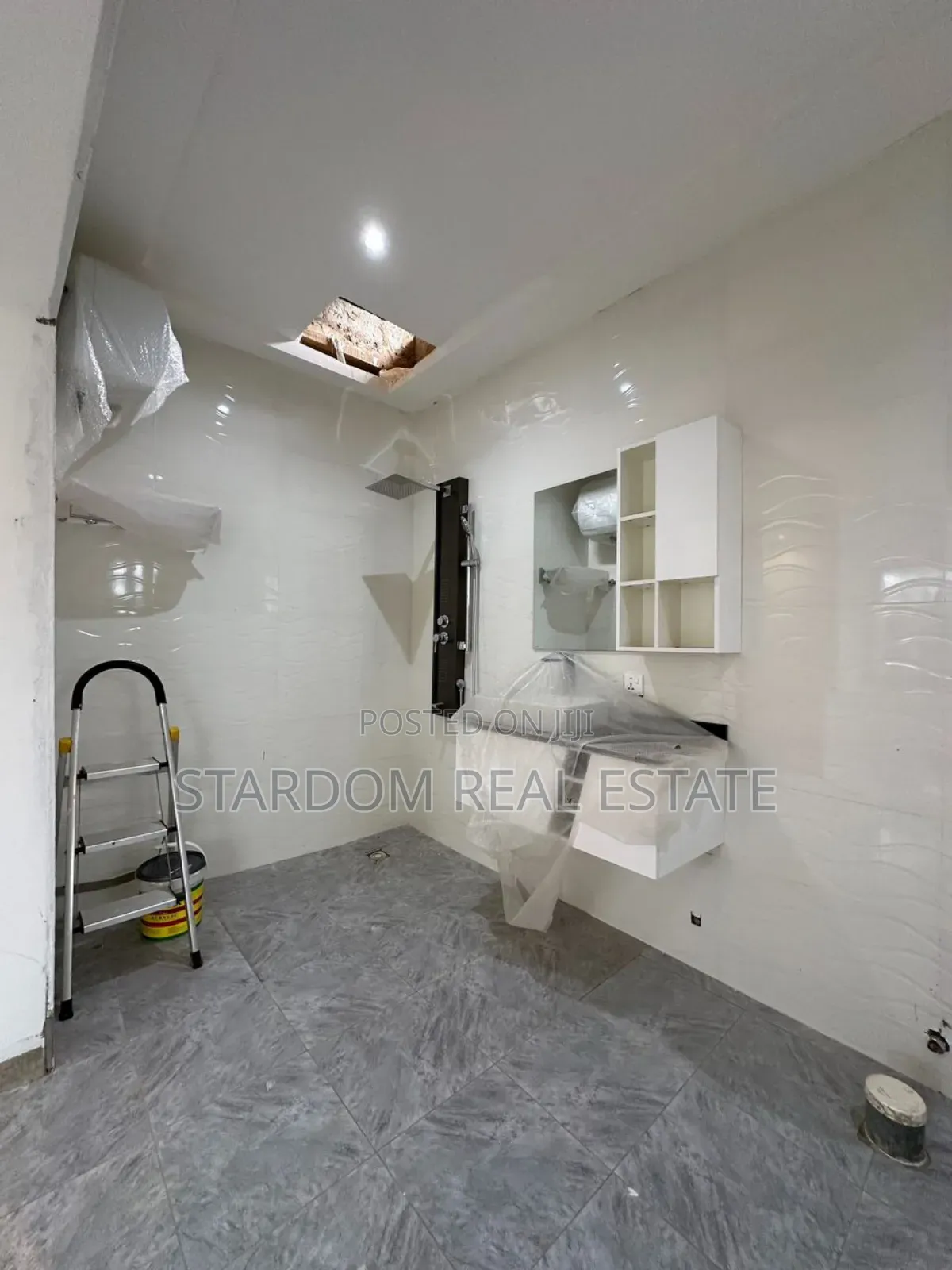 3bdrm Townhouse/Terrace in School Junction, Ashaley Botwe for sale