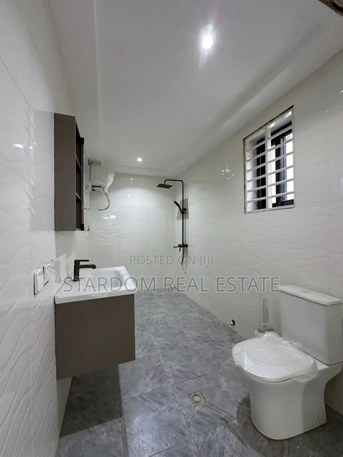 3bdrm Townhouse/Terrace in School Junction, Ashaley Botwe for sale