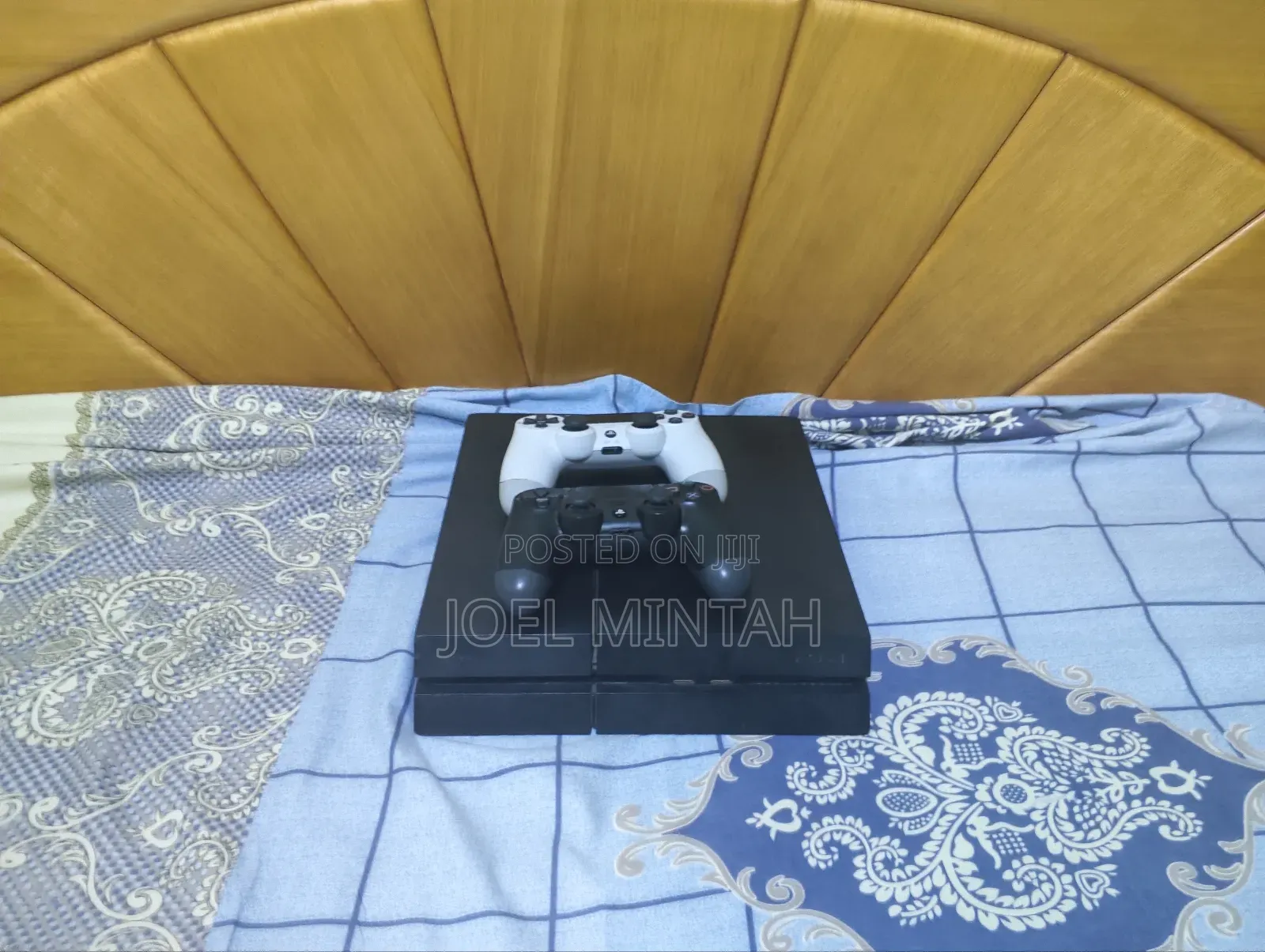 Playstation 4 (Includes 2 Pads and 7 Games)