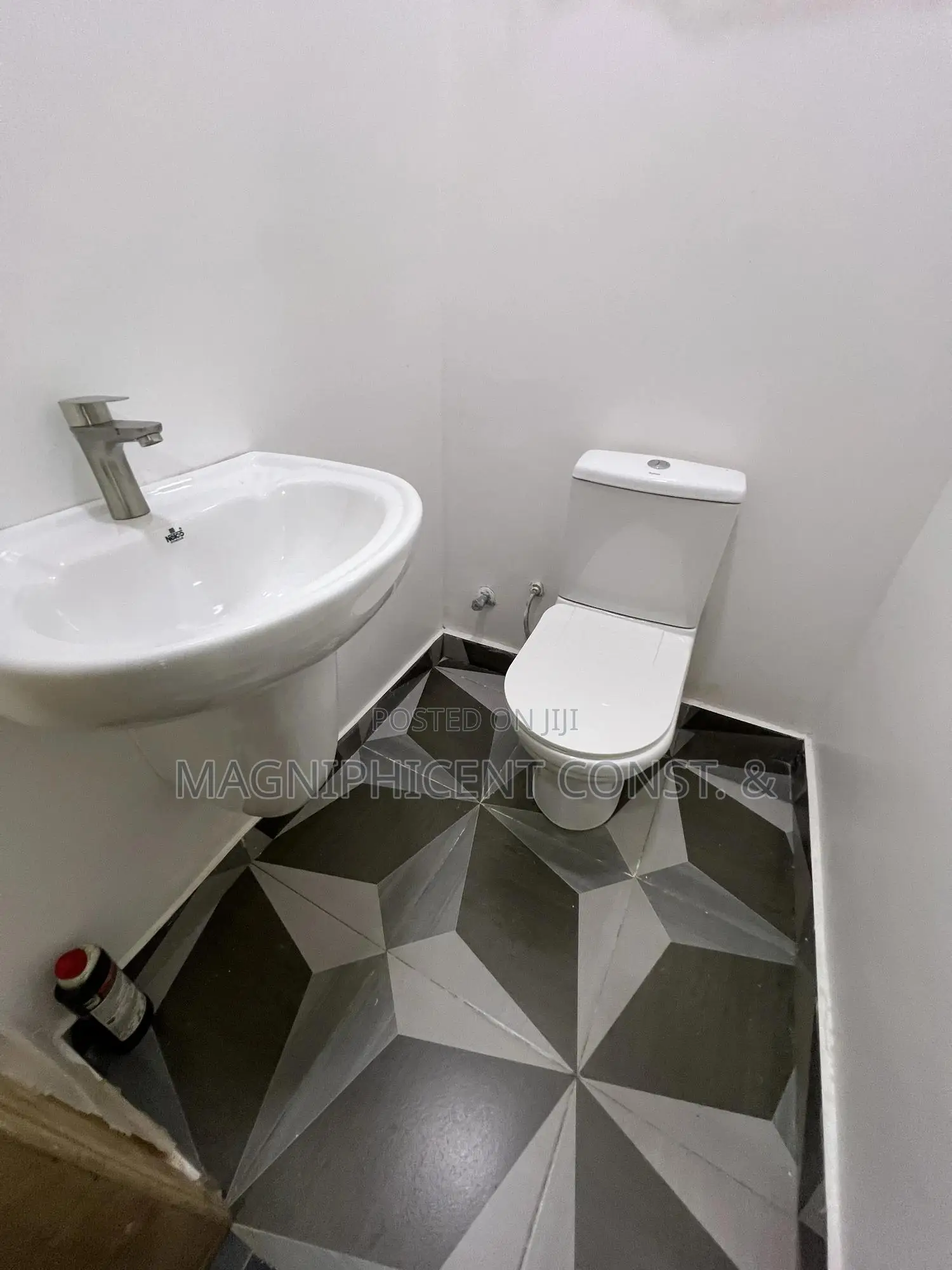 4bdrm Duplex in Magnificent Estate, Adenta for sale