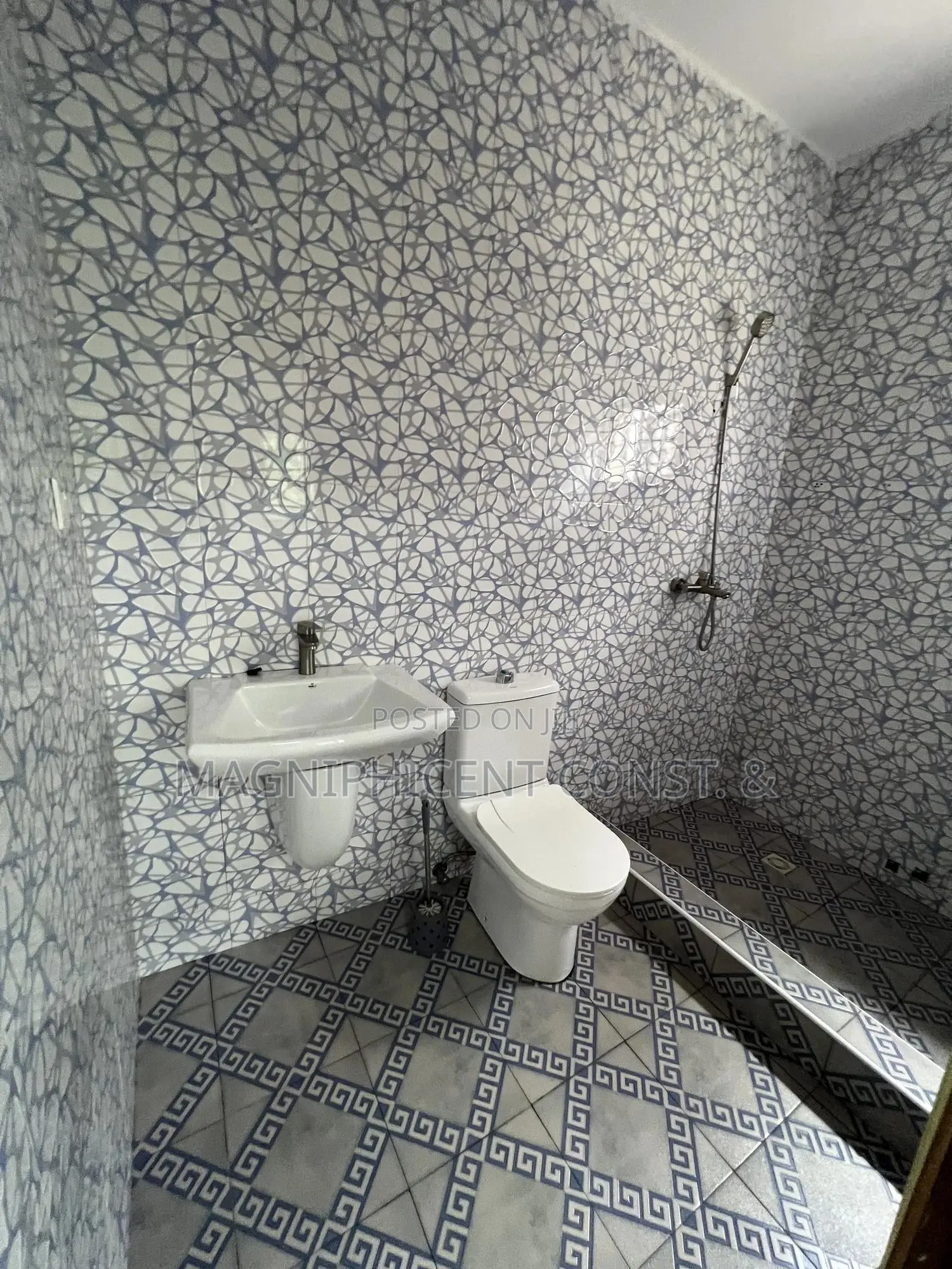 4bdrm Duplex in Magnificent Estate, Adenta for sale