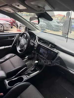 Toyota Corolla SE 4dr Sedan (1.8L 4cyl CVT) 2017 Brown