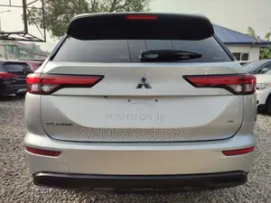 Mitsubishi Outlander SE 2022 Silver