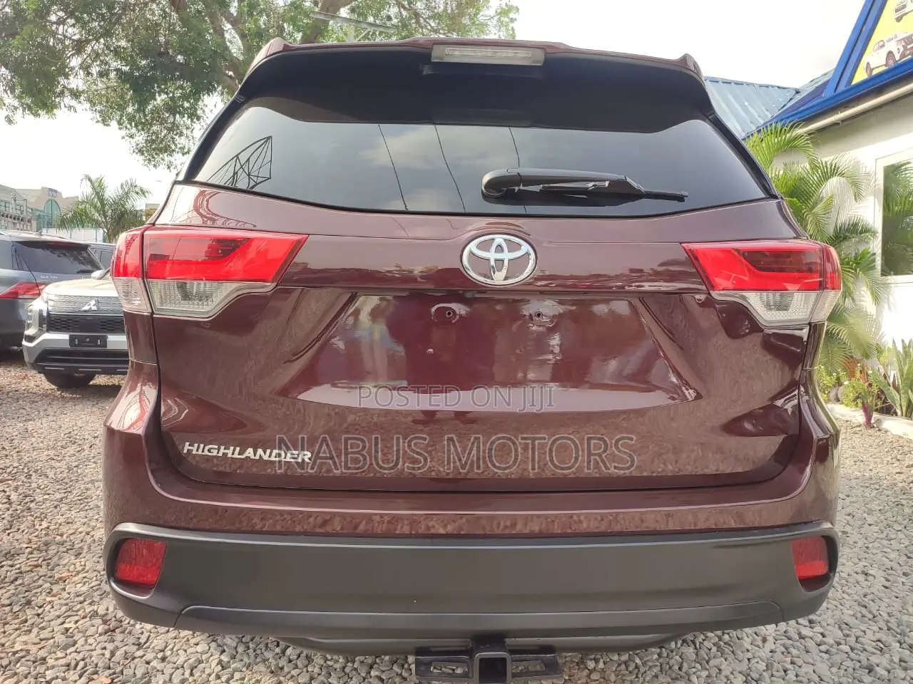 Toyota Highlander LE 2019 Brown