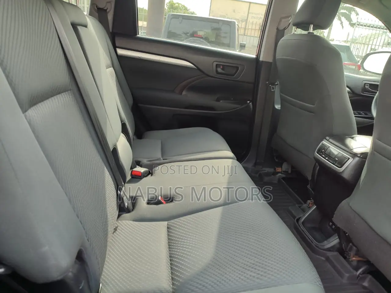 Toyota Highlander LE 2019 Brown