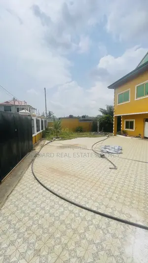 6bdrm House in Adenta for sale