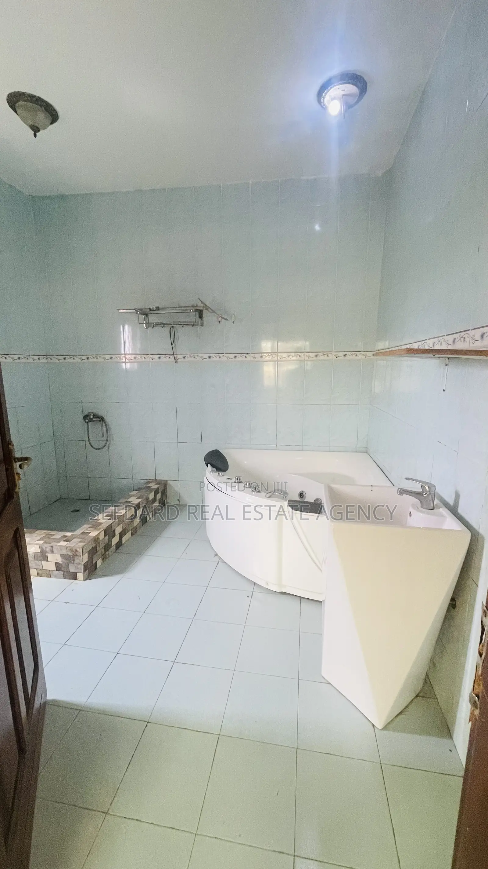 6bdrm House in Adenta for sale