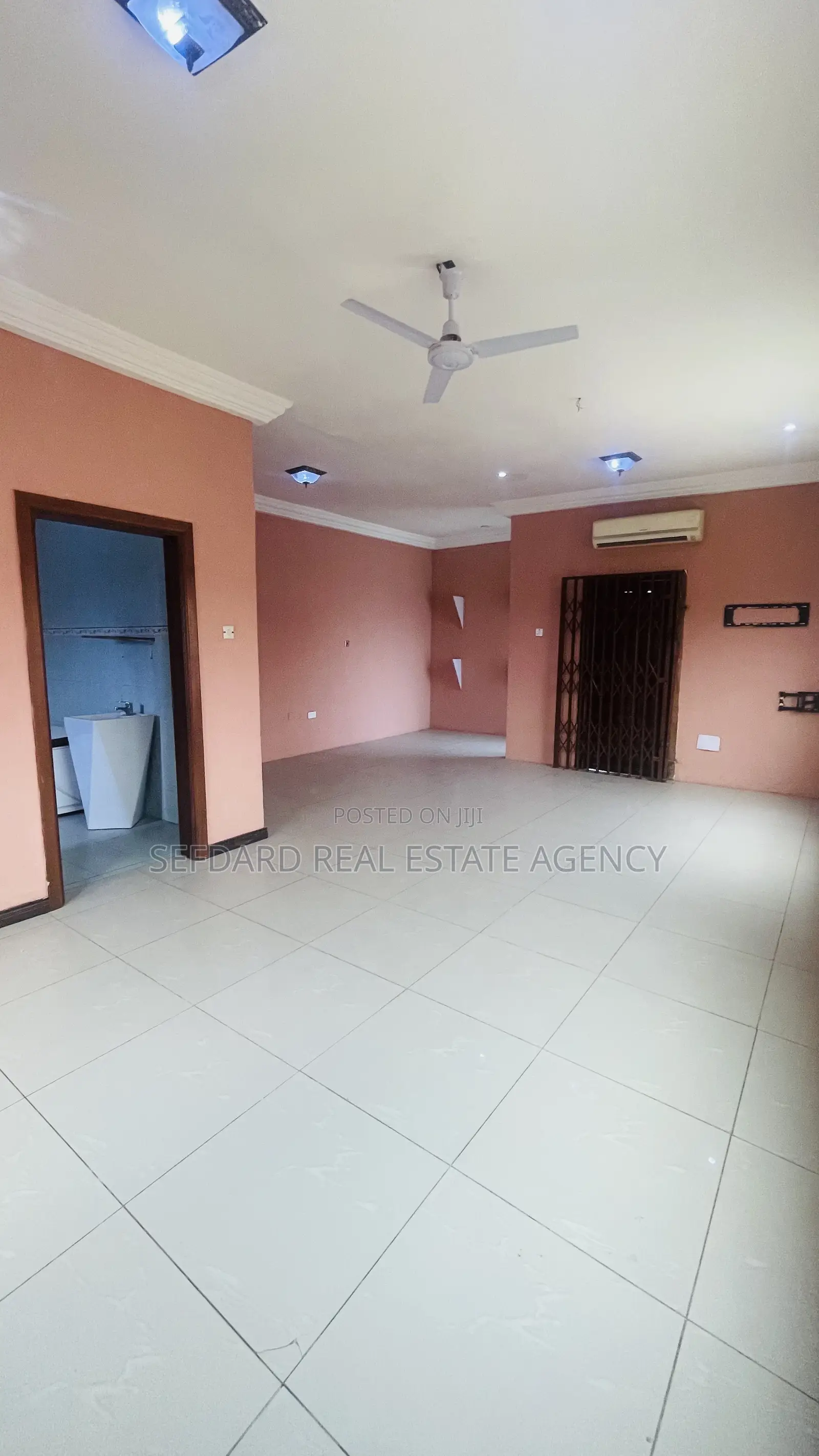 6bdrm House in Adenta for sale